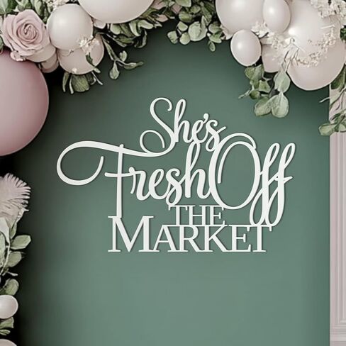 علامة She's Fresh off the Market للخلفية، ديكور دش الزفاف الطازج من السوق الخشبية لحفلات الدجاجة، كشك صور حفلات الزفاف in Saudi Arabia