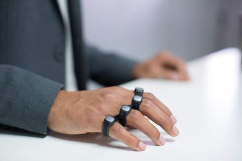 Tap Strap 2 - لوحة مفاتيح وماوس ووحدة تحكم بالإيماءات الهوائية يمكن ارتداؤها (كبير - 2021) in Saudi Arabia