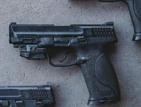 Crimson Trace CMR-206 Rail Master Universal Laser مع التنشيط الفوري والتركيب السريع لتركيبات السكك الحديدية للصور والرماية والمنافسة والمدى، أسود in Saudi Arabia