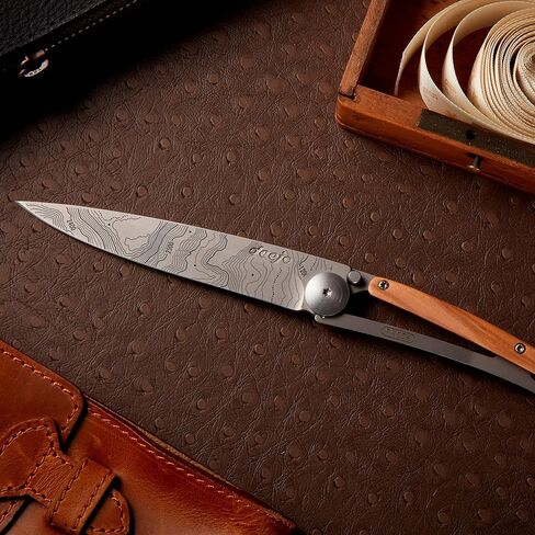 deejo - سكين جيب قابل للطي 27 جرام مع مشبك حزام - تصميم طبوغرافي، شفرة من الفولاذ المقاوم للصدأ مقاس 2.95 بوصة، مقبض من خشب الزيتون - خفيف الوزن للحمل اليومي للمنزل والعمل والاستخدام الخارجي in Kuwait