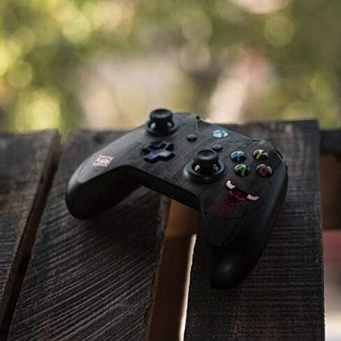 غلاف Skinit المخصص للألعاب متوافق مع وحدة تحكم Xbox One Elite - تصميم كلاسيكيات الخشب الصلب المرخص رسميًا من NBA Chicago Bulls in Kuwait