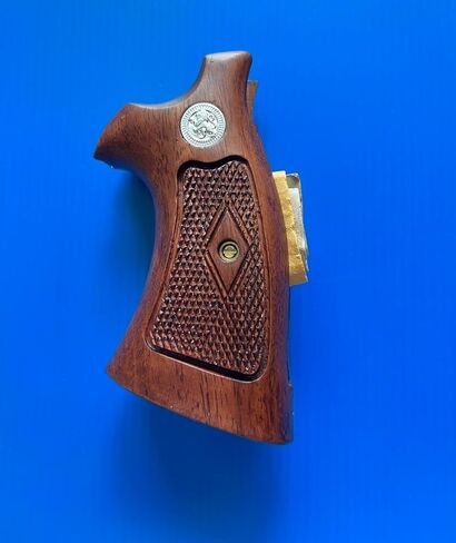 مقابض مسدس من الخشب الصلب متوافقة مع إطار سميث آند ويسون K/L، مسدسات بعقب مربعة، تصميم متقلب، تصميم كلاسيكي فاخر مصنوع يدويًا in Kuwait