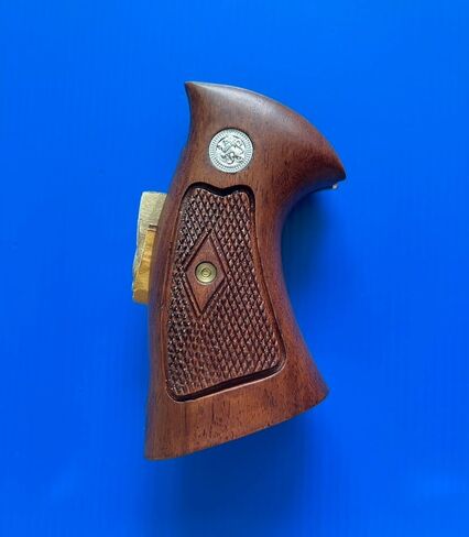 مقابض مسدس من الخشب الصلب متوافقة مع إطار سميث آند ويسون K/L، مسدسات بعقب مربعة، تصميم متقلب، تصميم كلاسيكي فاخر مصنوع يدويًا in Kuwait