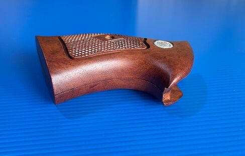 مقابض مسدس من الخشب الصلب متوافقة مع إطار سميث آند ويسون K/L، مسدسات بعقب مربعة، تصميم متقلب، تصميم كلاسيكي فاخر مصنوع يدويًا in Kuwait