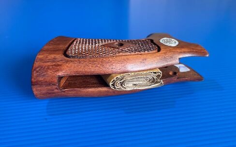 مقابض مسدس من الخشب الصلب متوافقة مع إطار سميث آند ويسون K/L، مسدسات بعقب مربعة، تصميم متقلب، تصميم كلاسيكي فاخر مصنوع يدويًا in Kuwait