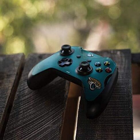 ملصق Skinit المخصص للألعاب متوافق مع وحدة تحكم Xbox One Elite - تصميم جيرسي لفريق NFL Jacksonville Jaguars مرخص رسميًا in Saudi Arabia
