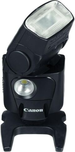 حزمة Canon Speedlite 320EX | فلاش على الكاميرا مزود بمصباح فيديو LED وتحكم لاسلكي وتعريض TTL | رائعة لالتقاط الصور الشخصية والفيديو (5246B002) + حقيبة الكاميرا + مجموعة التنظيف in Kuwait