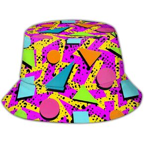 قبعات دلو عصرية من الثمانينيات والتسعينيات للنساء والرجال في حفلات مهرجان الهذيان in Kuwait