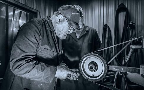 سكاكين Hibben سكين باوي الغرب القديم للذكرى السنوية الخامسة والستين مع شفرة من الفولاذ المقاوم للصدأ، ومقبض خشبي، وغمد مخصص in Kuwait