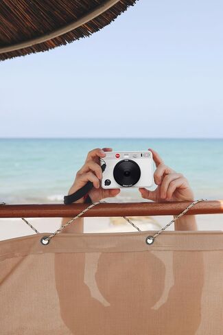 كاميرا Leica Sofort 2 للصور الرقمية والفورية مع شاشة LCD، وإصدارين للغالق، و10 تأثيرات للعدسات، ودعم تطبيق Leica FOTOS (أبيض) in Kuwait