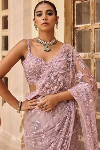 ساري شبكي مستوحى من بوليوود مع بلوزة مطرزة يدويًا غير مخيطة، ملابس زفاف تقليدية. in Kuwait