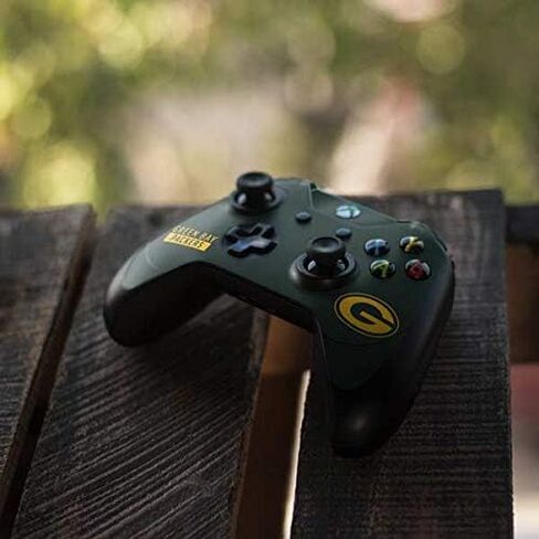 غلاف Skinit المخصص للألعاب متوافق مع وحدة تحكم Xbox One Elite - تصميم سلسلة الأداء الأخضر المرخص رسميًا من NFL Green Bay Packers in Kuwait