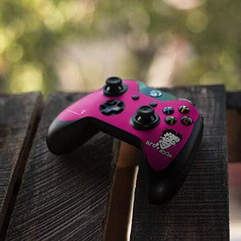 ملصق Skinit المخصص للألعاب متوافق مع وحدة تحكم Xbox One - تصميم خلفية Betty Boop Betty Boop باللون الوردي المرخص رسميًا in Kuwait