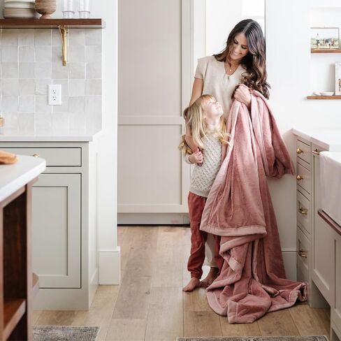 بطانية سارانوني الفاخرة للأطفال | بطانيات مريحة فائقة النعومة ومريحة من القطيفة للأطفال والمراهقين | شبشب باليه وردي - 40 بوصة × 60 بوصة in Kuwait