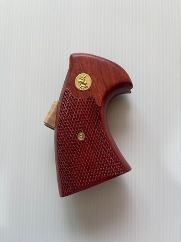 مقابض مسدس متوافقة مع مقابض مسدس من الخشب الصلب بإطار Colt Python I/E - تصميم مربعات مفتوح الظهر مصنوع يدويًا ومستورد ممتاز - يتميز بميداليات ذهبية كلاسيكية in Kuwait