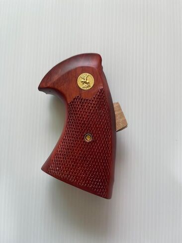 مقابض مسدس متوافقة مع مقابض مسدس من الخشب الصلب بإطار Colt Python I/E - تصميم مربعات مفتوح الظهر مصنوع يدويًا ومستورد ممتاز - يتميز بميداليات ذهبية كلاسيكية in Kuwait