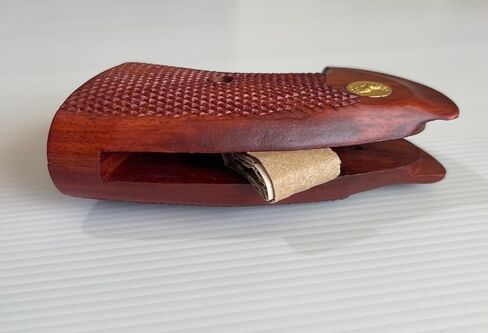 مقابض مسدس متوافقة مع مقابض مسدس من الخشب الصلب بإطار Colt Python I/E - تصميم مربعات مفتوح الظهر مصنوع يدويًا ومستورد ممتاز - يتميز بميداليات ذهبية كلاسيكية in Kuwait