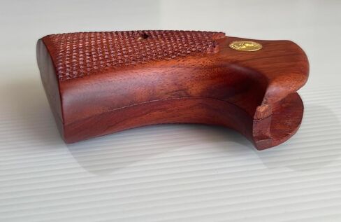 مقابض مسدس متوافقة مع مقابض مسدس من الخشب الصلب بإطار Colt Python I/E - تصميم مربعات مفتوح الظهر مصنوع يدويًا ومستورد ممتاز - يتميز بميداليات ذهبية كلاسيكية in Kuwait