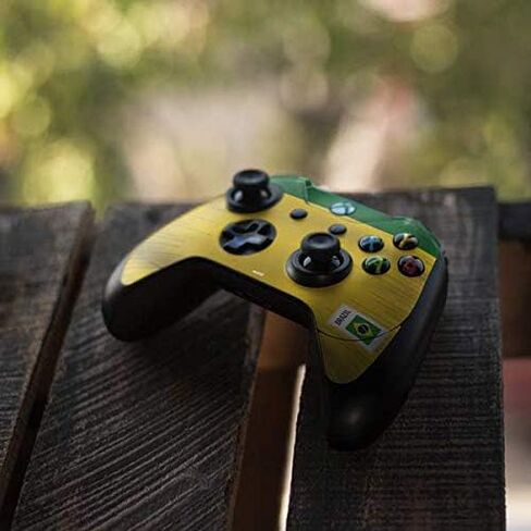 ملصق Skinit المخصص للألعاب متوافق مع وحدة تحكم Xbox One Elite - تصميم علم كرة القدم البرازيلي المصمم في الأصل in Saudi Arabia