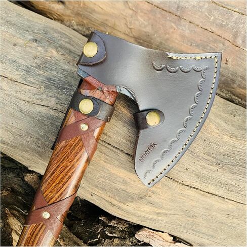 فأس من طراز Ragnar Lothbrok Viking مع شفرة من الفولاذ الكربوني المُشكل، ومقبض مصنوع يدويًا من خشب الورد وغمد جلدي مزخرف | هدية رائعة مستوحاة من نورس للرجال in Kuwait