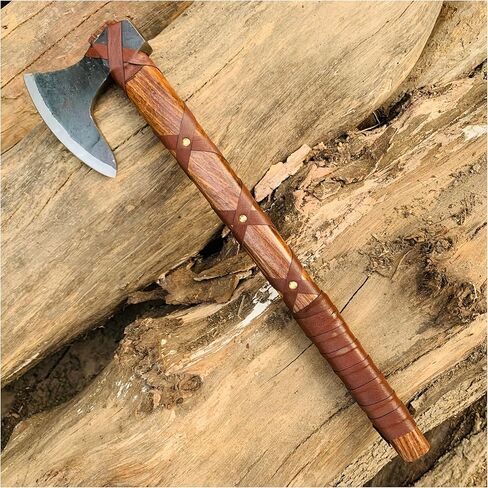 فأس من طراز Ragnar Lothbrok Viking مع شفرة من الفولاذ الكربوني المُشكل، ومقبض مصنوع يدويًا من خشب الورد وغمد جلدي مزخرف | هدية رائعة مستوحاة من نورس للرجال in Kuwait