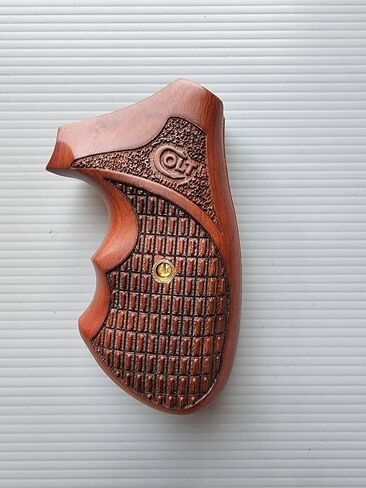 [BMPL] مقابض مسدسات مربعة منحوتة من الخشب الصلب متوافقة مع إطار Colt D، مؤخرة طويلة، إيجابية الشرطة، بني ليزر in Kuwait