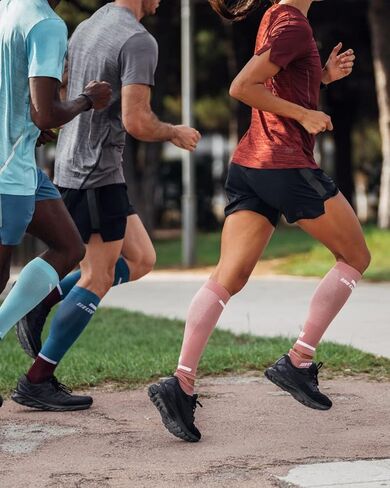 قميص Run بأكمام قصيرة، نسائي in Saudi Arabia