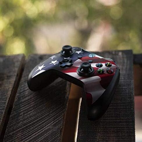 غلاف Skinit المخصص للألعاب المتوافق مع وحدة تحكم Xbox One S - مصمم في الأصل بتصميم العلم الأمريكي in Kuwait