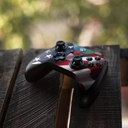 غلاف Skinit المخصص للألعاب المتوافق مع وحدة تحكم Xbox One - مصمم في الأصل بتصميم العلم الأمريكي in Kuwait