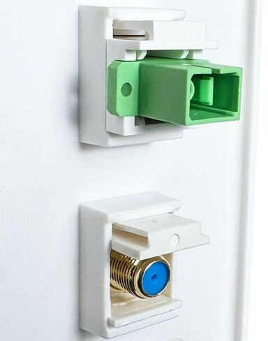 لوحة حائط من الألياف الضوئية، Simplex، مع منفذ Gold Coax، وحامل تثبيت منخفض الجهد متضمن، لـ SC/APC - أبيض in Saudi Arabia