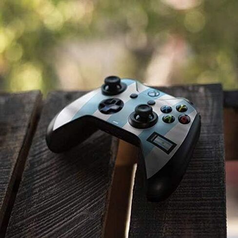 ملصق Skinit المخصص للألعاب متوافق مع وحدة تحكم Xbox One X - سكينيت مرخص رسميًا ومصمم في الأصل بتصميم علم كرة القدم الأرجنتيني in Kuwait