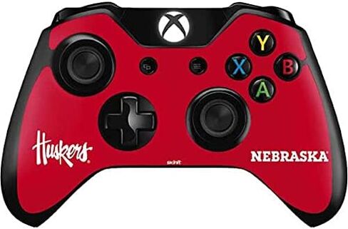 ملصق Skinit المخصص للألعاب متوافق مع وحدة تحكم Xbox One - تصميم أحمر مرخص رسميًا من College Nebraska in Kuwait
