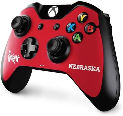 ملصق Skinit المخصص للألعاب متوافق مع وحدة تحكم Xbox One - تصميم أحمر مرخص رسميًا من College Nebraska in Kuwait