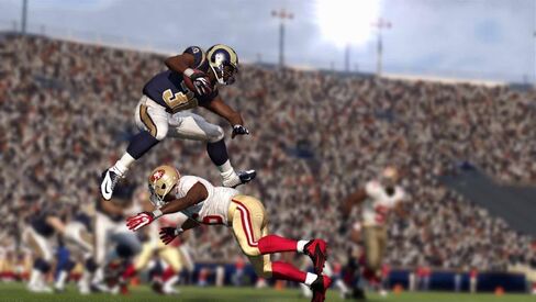 Madden NFL 17: Deluxe Edition - Xbox One (متجددة) in Kuwait