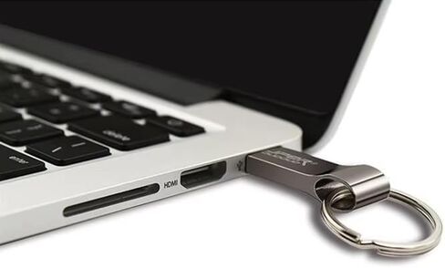 محرك أقراص فلاش USB معدني ممتاز، سعة تخزين 32 جيجابايت، تصميم سلسلة مفاتيح فضية، نقل بيانات USB 2.0 عالي السرعة، محرك إبهام محمول (32 جيجابايت) in Saudi Arabia