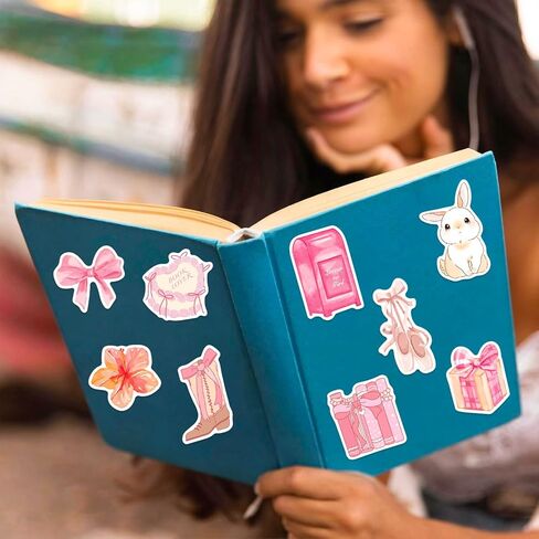 100 قطعة من ملصقات Coquette، حزمة ملصقات جمالية وردية، ملصقات لطيفة على شكل فيونكة للفتيات والنساء شارات فينيل مقاومة للماء لأجهزة الكمبيوتر المحمول وزجاجات المياه وقصاصات الكمبيوتر والهاتف والجيتار in Kuwait