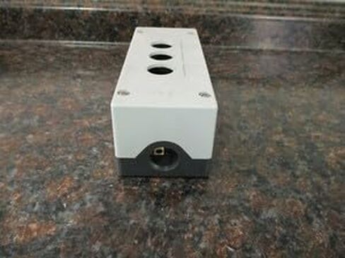 #US JENANI 3 أزرار بلاستيك 13145 T.3 74049 NOS in Kuwait
