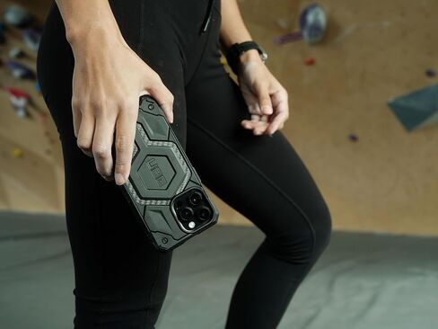 حافظة URBAN ARMOR GEAR UAG متوافقة مع حافظة iPhone 15 Pro Max مقاس 6.7 بوصات Monarch Pro من ألياف الكربون مغناطيس مدمج متوافق مع شحن MagSafe غطاء واقٍ متين مقاوم للسقوط in Kuwait