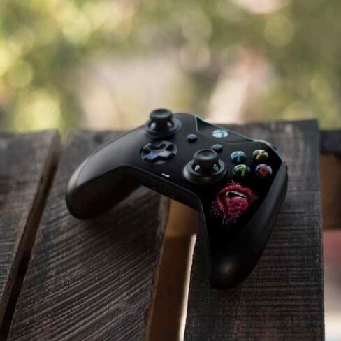 ملصق Skinit المخصص للألعاب متوافق مع وحدة تحكم Xbox One S - مرخص رسميًا من Sarah Richter Vampire Skull Lollypop من تصميم Sarah Richter in Kuwait