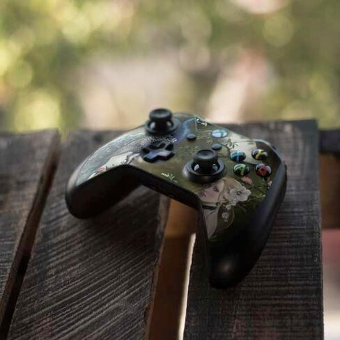 ملصق Skinit المخصص للألعاب متوافق مع وحدة تحكم Xbox One S - مرخص رسميًا من Nene Thomas Woman with Peacocks من Nene Thomas Design in Kuwait
