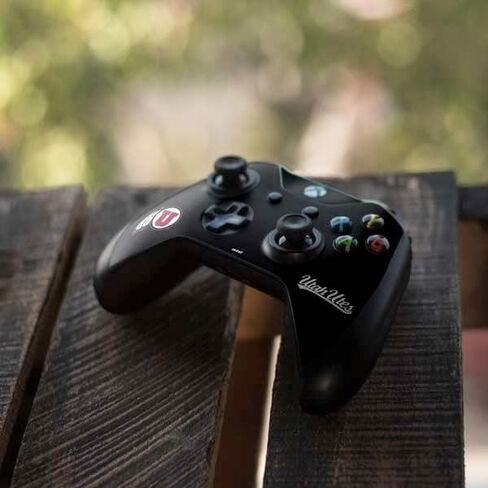 ملصق ألعاب Skinit متوافق مع وحدة تحكم Xbox One S - دائرة وريشة مرخصة رسميًا من جامعة يوتا على تصميم أسود in Kuwait