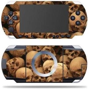 ملصق غطاء لاصق واقٍ من الفينيل من Mightyskins متوافق مع جهاز Sony PSP - Skull Pile in Kuwait