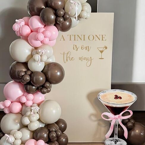 ملصق Upfirst A Tini One is on The Way - ملصقات ديكور لحفلات استقبال المولود الجديد، تكشف عن الجنس/ديكور حفلات استقبال المولود الجديد، ملصقات جدارية بخلفية قوس بالون من زجاج مارتيني (ملصق تيني) in Kuwait