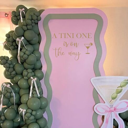 ملصق Upfirst A Tini One is on The Way - ملصقات ديكور لحفلات استقبال المولود الجديد، تكشف عن الجنس/ديكور حفلات استقبال المولود الجديد، ملصقات جدارية بخلفية قوس بالون من زجاج مارتيني (ملصق تيني) in Kuwait
