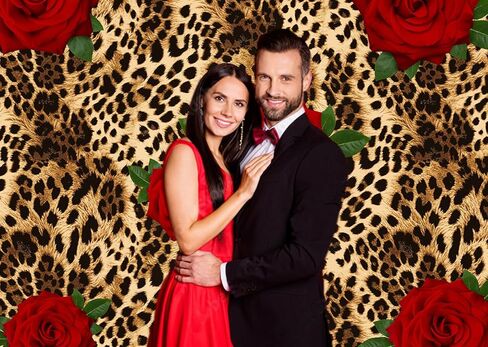 7x5ft Leopard Print Rose Photo Backdrop Valentine's Day Photography Backdrop Red Rose Backdrops for Valentine's Day Wedding Birthday Party Decorations Banner Background Studio Prop in Saudi Arabia