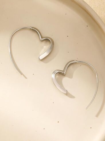1 Pair Gold Heart Earrings for Women, Fashion Jewelry Accessories, Trendy Black and Gold Earring, Dainty Heart Shaped Stud Earrings, Women's Jewelry for Casual Wear in Saudi Arabia