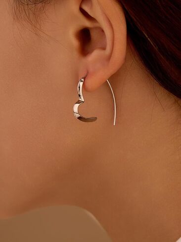 1 Pair Gold Heart Earrings for Women, Fashion Jewelry Accessories, Trendy Black and Gold Earring, Dainty Heart Shaped Stud Earrings, Women's Jewelry for Casual Wear in Saudi Arabia