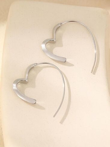 1 Pair Gold Heart Earrings for Women, Fashion Jewelry Accessories, Trendy Black and Gold Earring, Dainty Heart Shaped Stud Earrings, Women's Jewelry for Casual Wear in Saudi Arabia