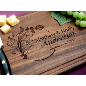 ألواح التقطيع الشخصية Straga | فحم محفور على الخشب مصنوع يدوياً | حفل زفاف مخصص، ذكرى الزواج، هدية الانتقال لمنزل جديد للأزواج والعروسين (تصميم الريشة رقم 403) in Kuwait