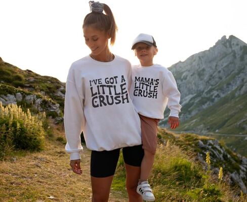 سويت شيرت Mama's Little Crush Mommy and Me، سويت شيرت لطيف متطابق للأم والصبي، سترة متطابقة للأم والابن، ملابس عائلية بأكمام طويلة وياقة مستديرة، عيد ميلاد، للأم الصبي. متعدد الألوان in Saudi Arabia